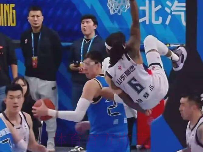 坑了!场上骂骂咧咧,搞乱北京队节奏,付政浩:换作客场早罚出去了 坑了!场上骂骂咧咧,搞乱北京队节奏,付政浩:换作客场早罚出去了